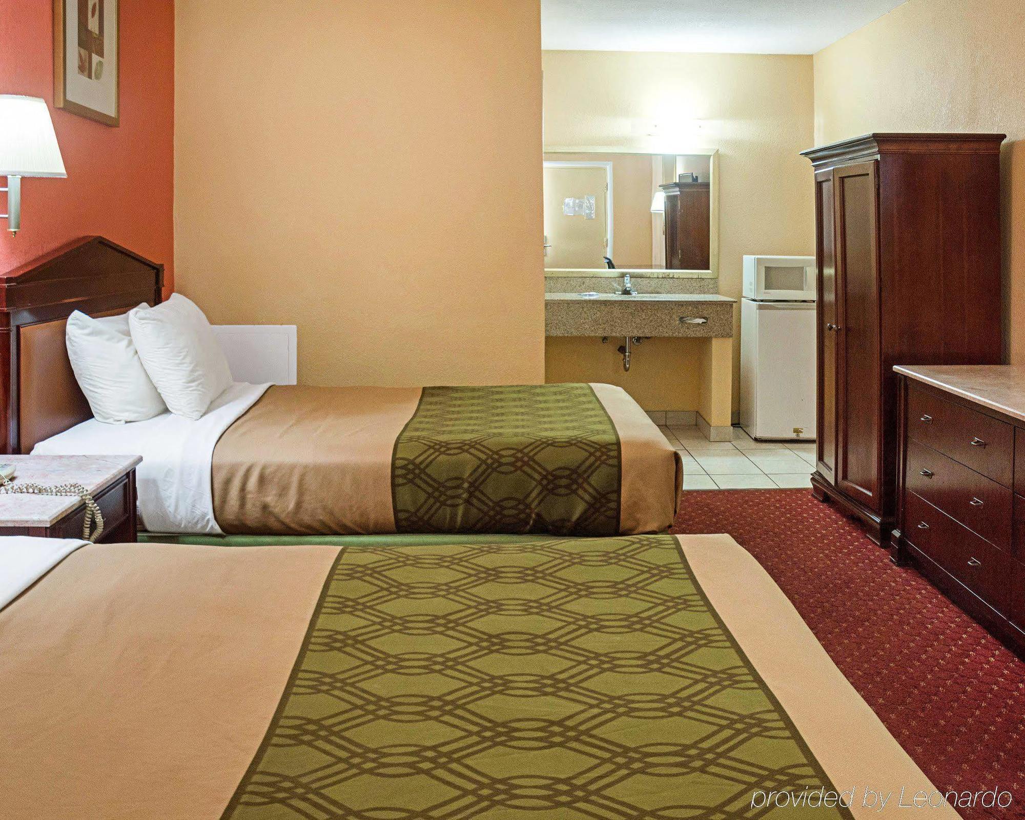 Econo Lodge At Military Circle Norfolk Exterior photo