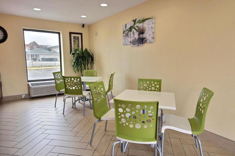 Econo Lodge At Military Circle Norfolk Exterior photo