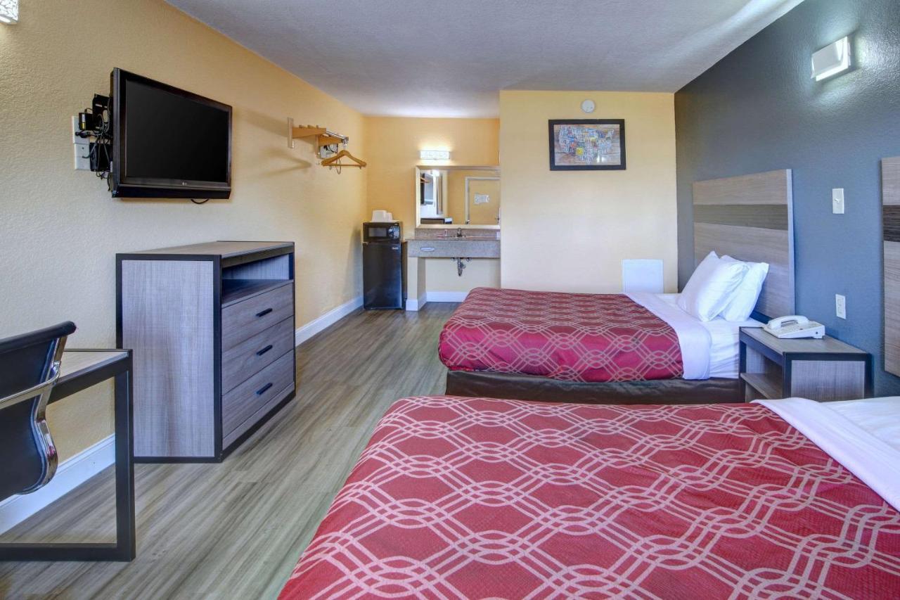 Econo Lodge At Military Circle Norfolk Exterior photo